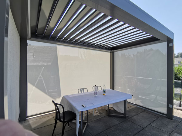 Überdachung einer Wohnhaus Terrasse mit Sichtschutz
